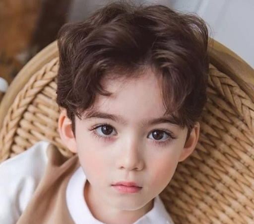 Bé trai với loại tóc rẽ ngôi Nước Hàn đặc biệt xinh đẹp 