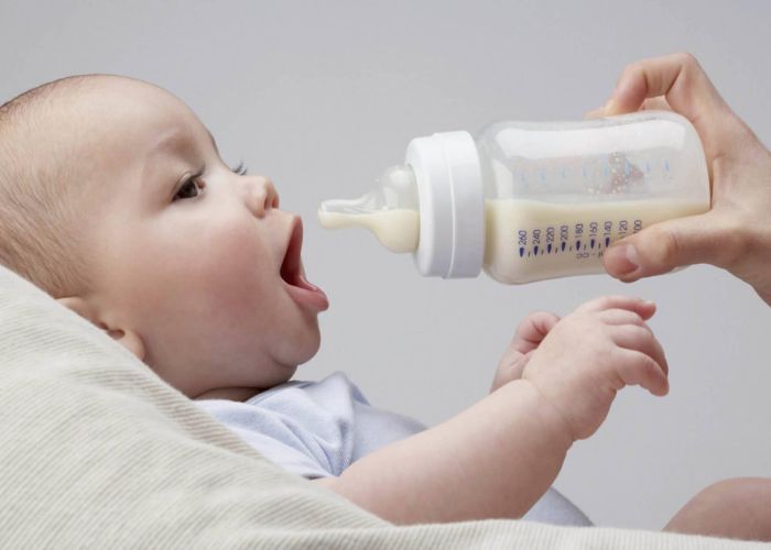 Những lưu ý khi cho trẻ sơ sinh uống sữa