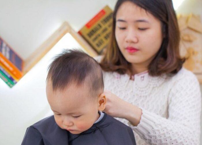 Lưu ý khi bố mẹ cắt tóc ở nhà cho bé trai 6 tháng tuổi