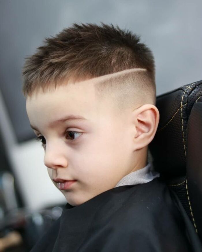 Làm thế nào để tạo kiểu tóc Mohican ngắn cho bé trai?