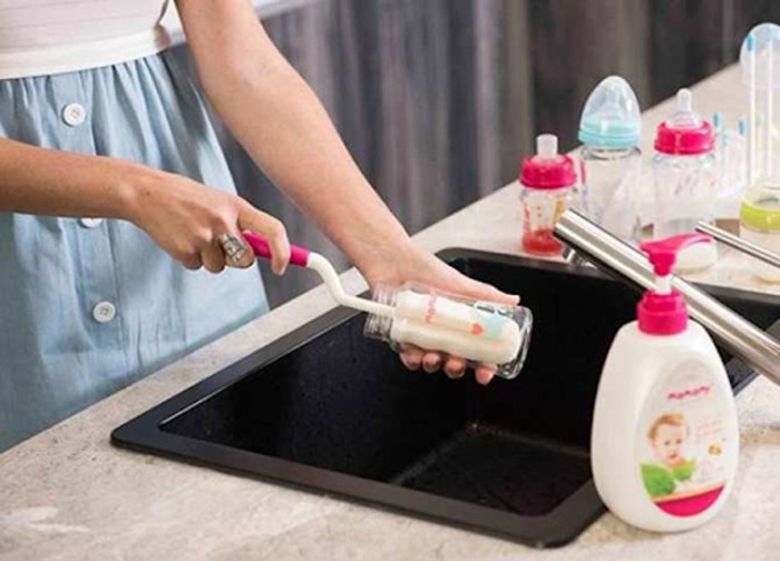 Có nên sử dụng nước ruawr bình sữa cho bé không?
