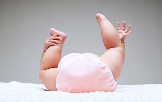 Trẻ 1 tháng tuổi đi ngoài mấy lần là bình thường