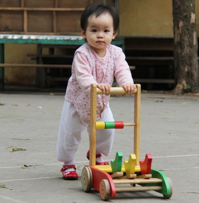Lợi ích của xe tập đi bằng gỗ đối với sự phát triển của trẻ